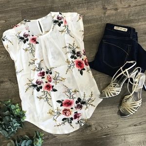 Only 1 left!!  🌸Beautiful Sheer Floral Blouse🌸